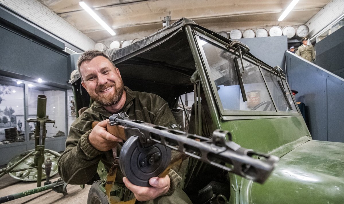 Sergei Jerjomini kollektsioonis on peale masinate väga palju relvi. Mõnda saab muuseumikülastaja ka ise katsuda.