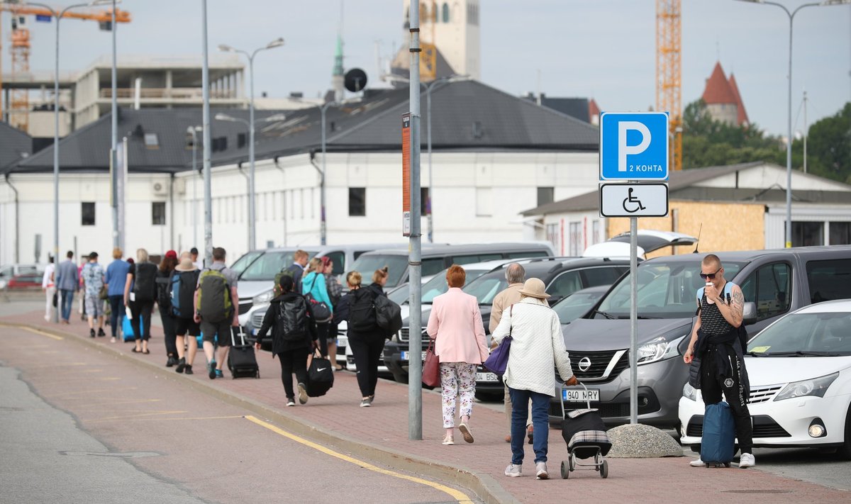 Turistid ei maksa Eestis olles ainult majutuse eest, nad tarbivad ka palju teisi teenuseid ja ostavad kaupu.