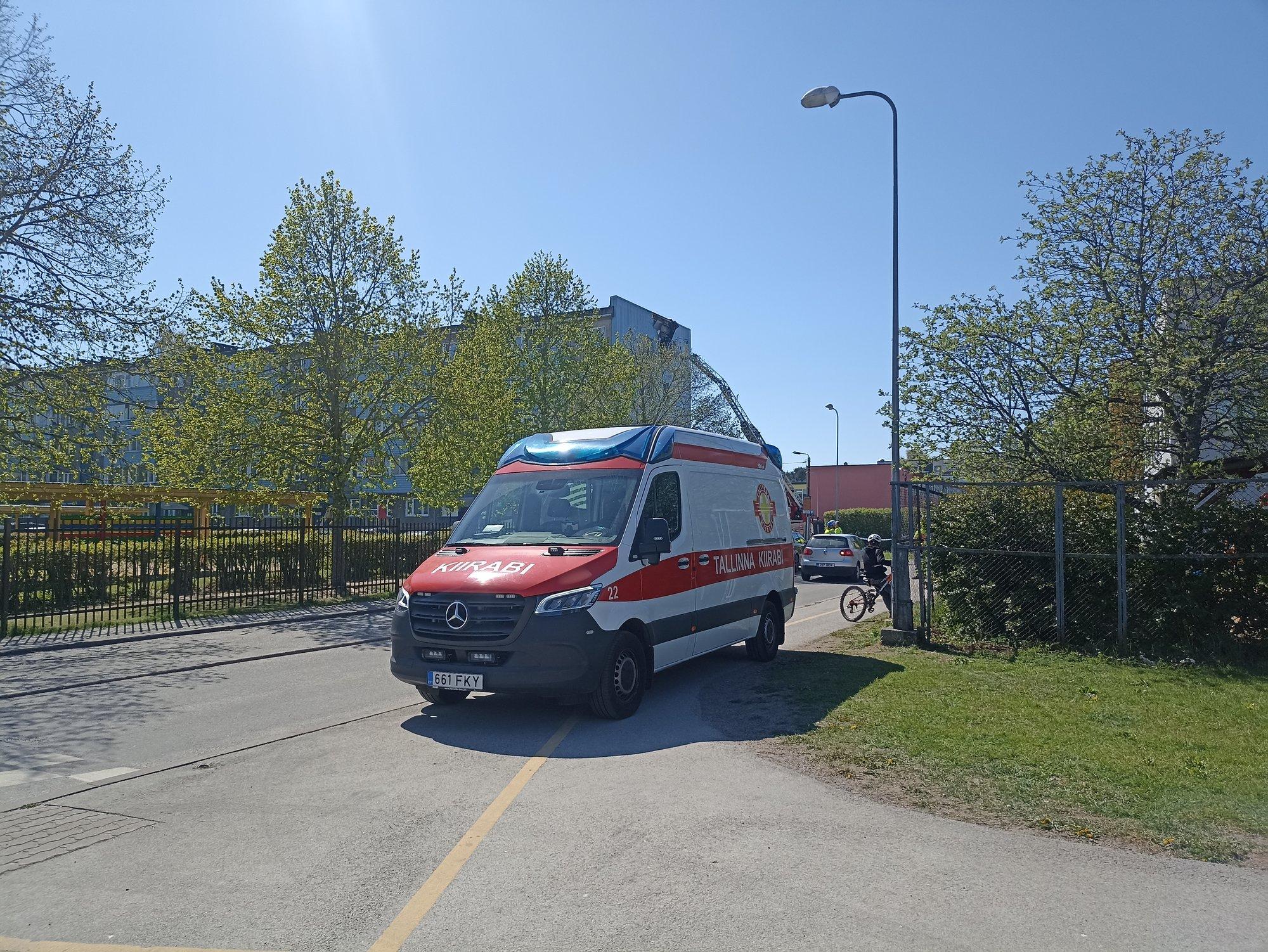 ФОТО | В Пыхья-Таллинне горел жилой дом, женщине на балконе понадобилась  помощь - Delfi RUS