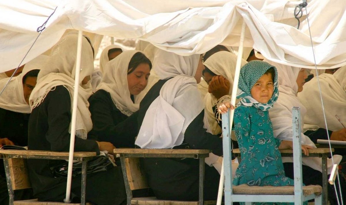 Bibi Zainabi tüdrukute kool Afganistanis – koolimaja on küll olemas, aga ruumipuudusel toimub osa tunde koolihoovi püstitatud telkides. (foto: Piret Tänav)