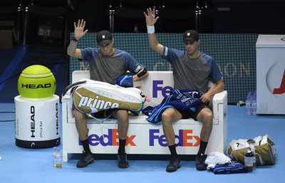 USA's Mike Bryan and Bob Bryan wave to the crowd as they look dejected after losing their semi final match against Finalnd's Henri Kontinen and Australia's John Peers