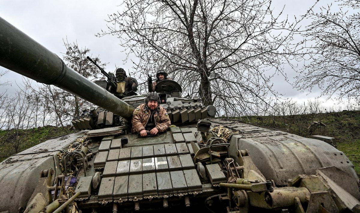 PEALETUNGI OOTUS: Ukraina tankimeeskond müristas oma masinaga kolmapäeval õppustel.
