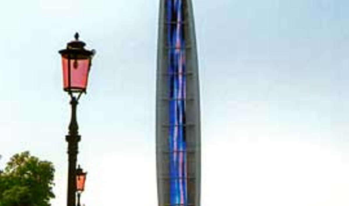 Fabrizio Plessi (Itaalia) eriprojektina loodud valgusobjekt biennaalile Giardini pargi sissepääsu ees “Vertikaalne meri”, 2005. Harry Liivrand