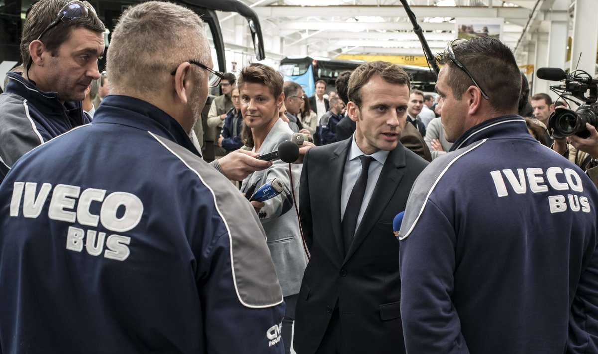 Majandusmeeste lemmik Emmanuel Macron (keskel) majandusministrina Iveco busside koostetehases Annonays Prantsusmaal.