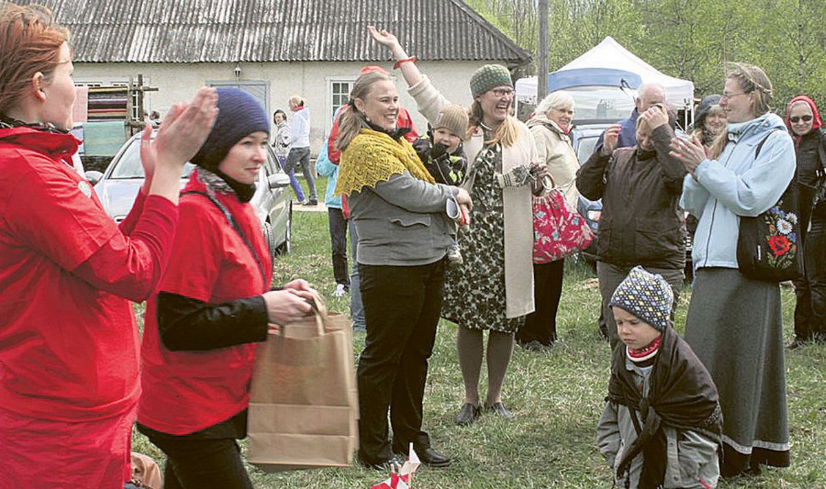 Võitjate väljakuulutamine ja juubeldav võiduvõistkond. Foto: GRETE OJAMAA