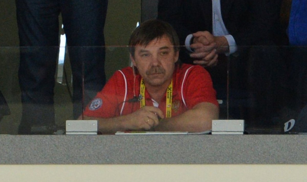 Oleg Znarok tribüünilt korraldusi jagamas.