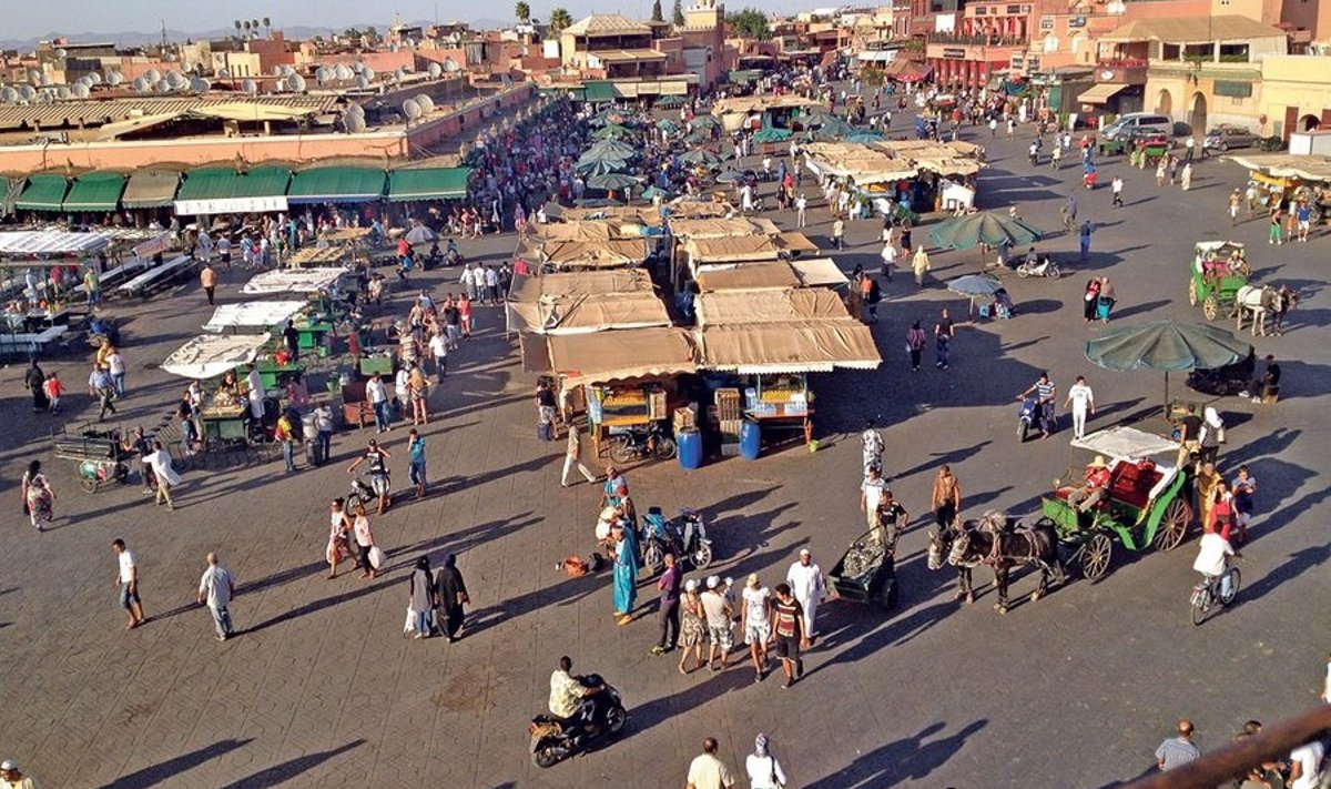Marrakechi kuulus väljak Djema el-Fna. On päev ja rahvas alles koguneb.