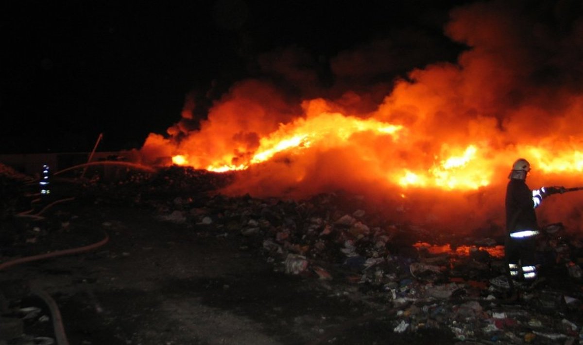Suur-Sõjamäel kustutasid tuletõrjujad öö läbi suure leegiga põlenud tohutut plastjäätmete mäge.
