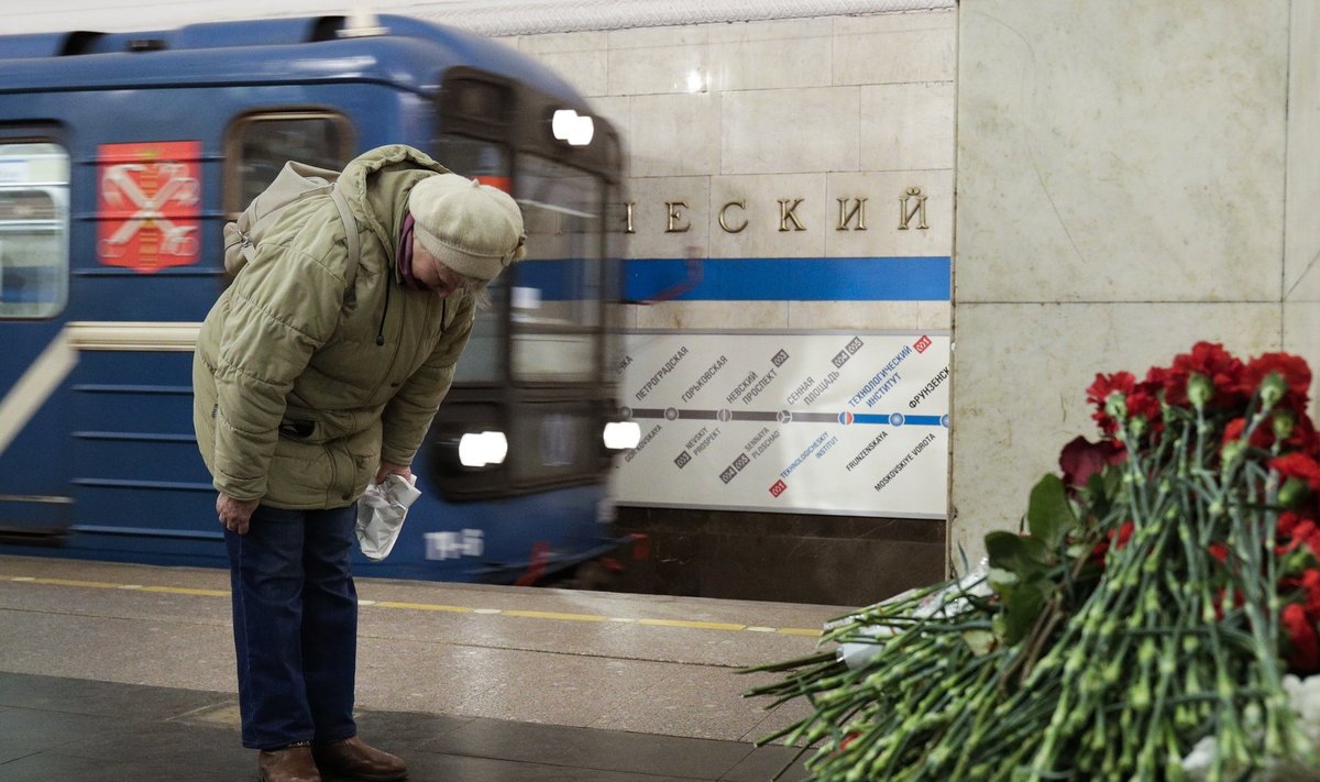Peterburi Tehnoloogiainstituudi metroopeatuses langetasid inimesed eile rünnakuohvrite mälestuseks pea.