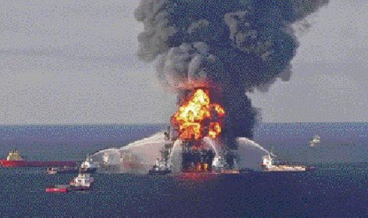 21. aprillil tehtud fotol on näha tulekahju kustutamist naftaplatvormil, mis päev hiljem vee alla vajus.