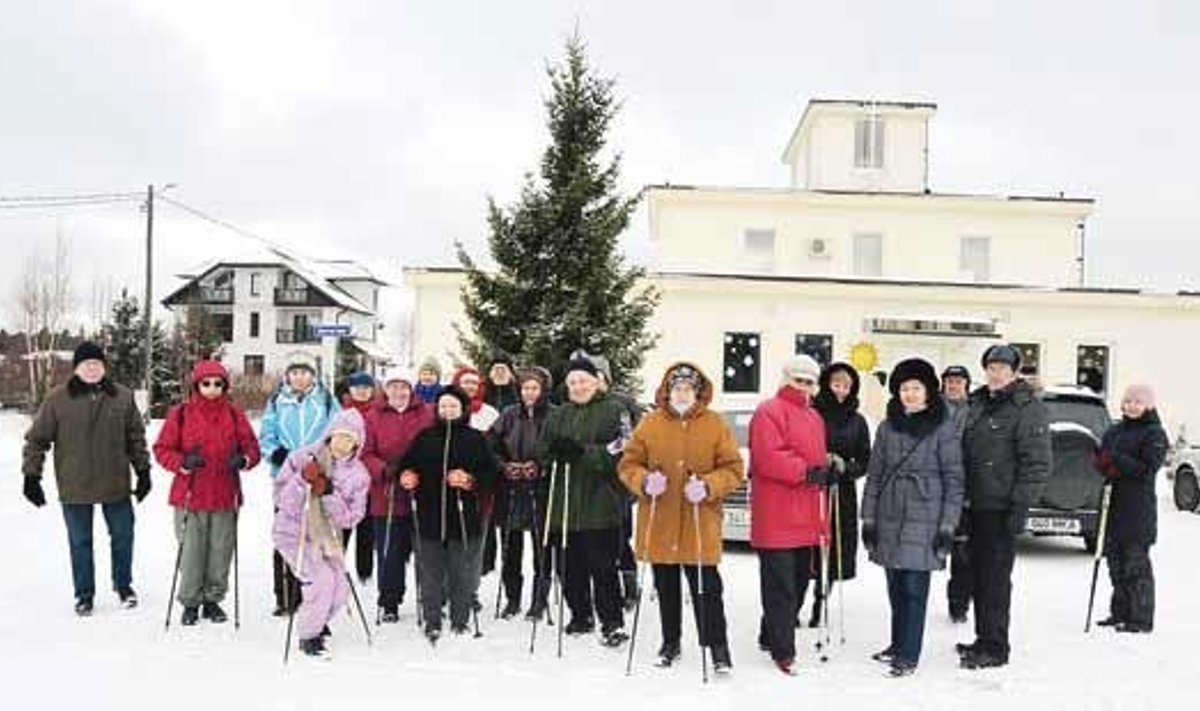 Matkaseltskond Kelvingi külakeskuse ees. Fotod Enn Teimann