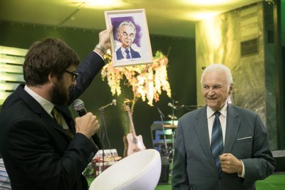 Maalehe peatoimetaja Andres Eilart annab president Arnold Rüütlile mälestuseks Valdek Alberi joonistatud šarži.