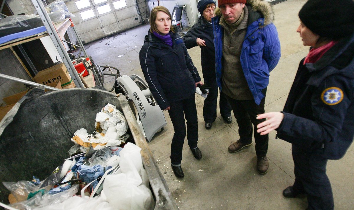 Keskkonnainspektorid (vasakult) Milena Naar, Anne Valm ja Merili Ring selgitavad Kerespetsi remonditöökoja juhatajale Indrek Seenele, et jäätmeid tuleks edaspidi sorteerima hakata.