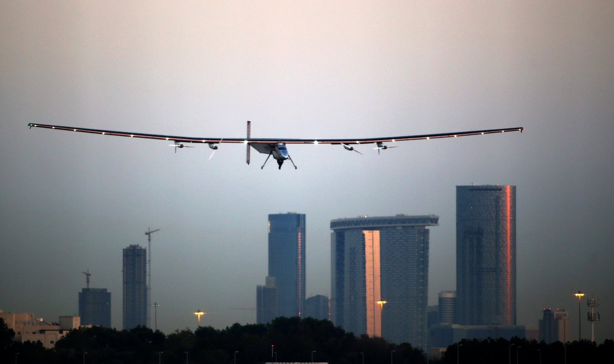 Bertrand Piccard koos päikeselennukiga Solar Impulse Abu Dhabi kohal.