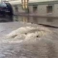 FOTOD ja VIDEO: Kalamajas purskab keset tänavat kohalik "nõiakaev" ja vesi on murdnud läbi asfaldi!