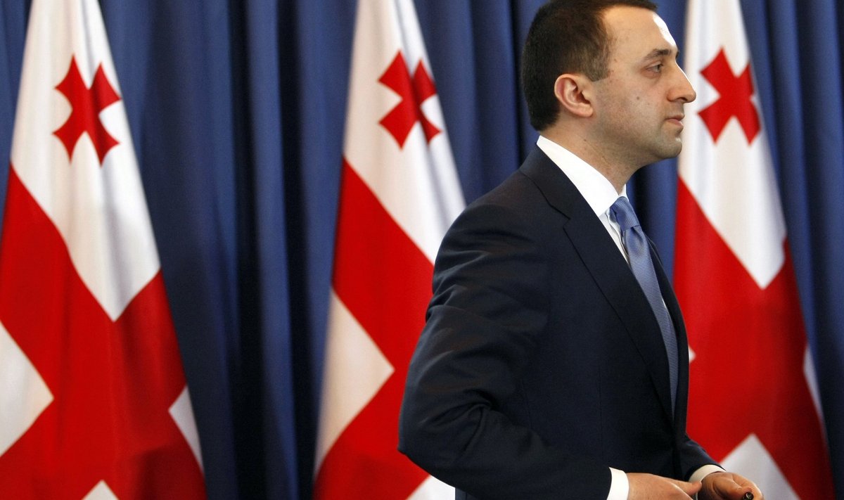 Ehkki Irakli Garibašvili (pildil) kinnitas, et lahkub Gruusia peaministri ametist omal soovil, peetakse tegelikuks põhjuseks kulisside taga tegutseva miljardäri Bidzina Ivanišvili poliittehnoloogilist võtet.