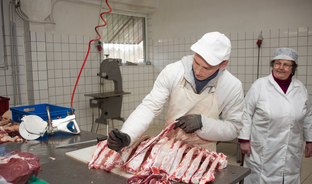 „Kui suurtes tööstustes pakendatakse toode otsast lõpuni automaatika abil, siis väikefirmas peab töötaja tegema käsitsitööd,” selgitab lihatööstuse suuromanik Maie Niit (taamal).