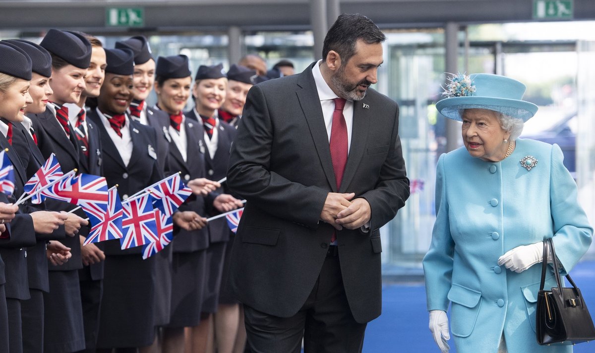British Airwaysi eksjuht Alex Cruz (vasakul) koos kuninganna Elisabeth II-ga möödunud aasta mais.