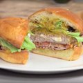 KIIRE ÕHTUSÖÖGI SOOVITUS: Mozzarellaga täidetud burgeri ja kabatšokisinepiga kuum võileib