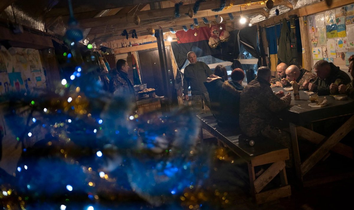 Украинские военнослужащие встречают Рождество