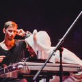 FOTOD: Positivusel juhtub! Kristel Aaslaiu ja Taavi Paometsa kontserdi kaaperdas valges karukostüümis fänn
