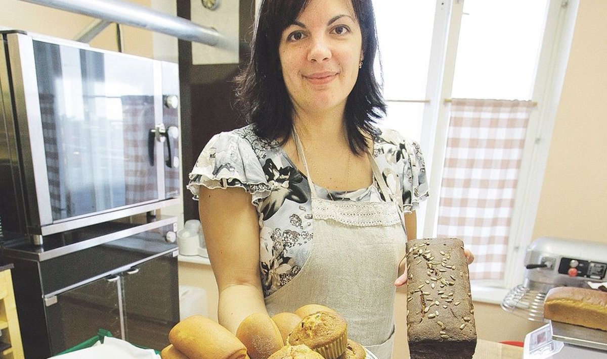 Oksana Männik küpsetab koos mehega koduköögis leiba, saia, pirukaid, kooke ja torte.
