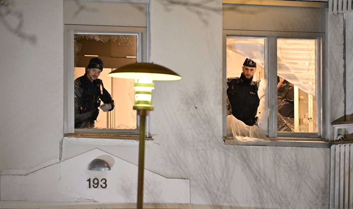 Politseinikud uurivad 5. veebruaril Rootsis Handenis kortermajas toimunud plahvatust. 