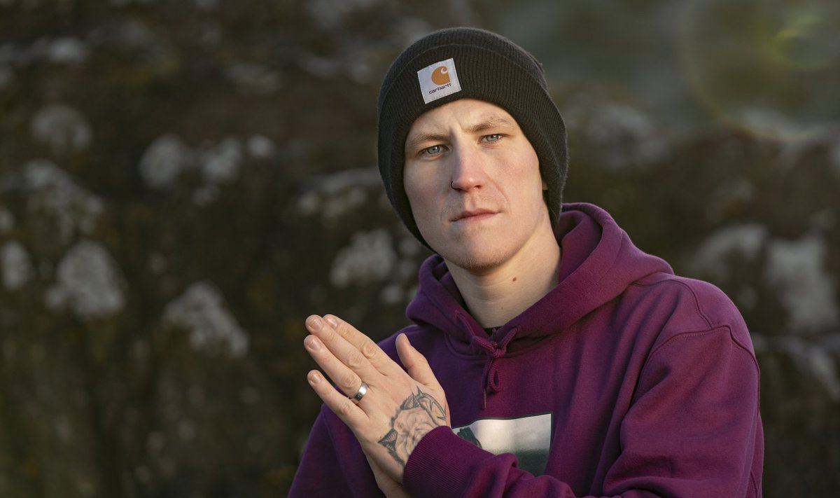 Nathan ütleb, et ta kasvas üles väga erinevat muusikat kuulates, sest tema ema ja isa töötasid karaokelauljatena. „Käisime ema-isa ja õdedega pikkadel autosõitudel. Meil oli vana Suzuki Vitara ja meil oli üks kassett, millel olid šoti folkbändi The Corries lood, ketrasime seda vahetpidamata edasi ja tagasi. Need olid ühed kaunid ajad.”