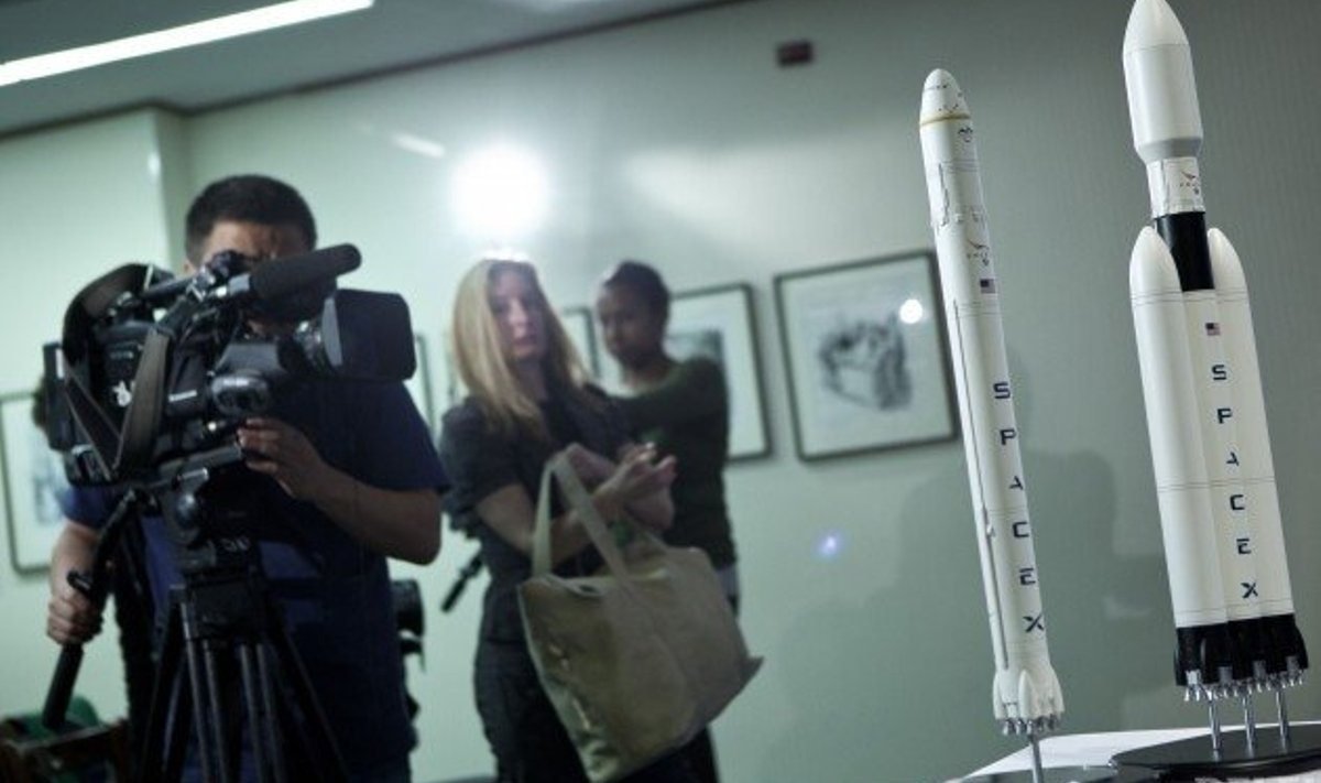 SpaceX uusim rakett maketina eilsel esitlusel. Foto Brendan Smialowski, AFP