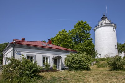 Suurupi ülemine tuletorn ja vana tehnohoone, kus nüüd asub külakeskus ja muuseum. 