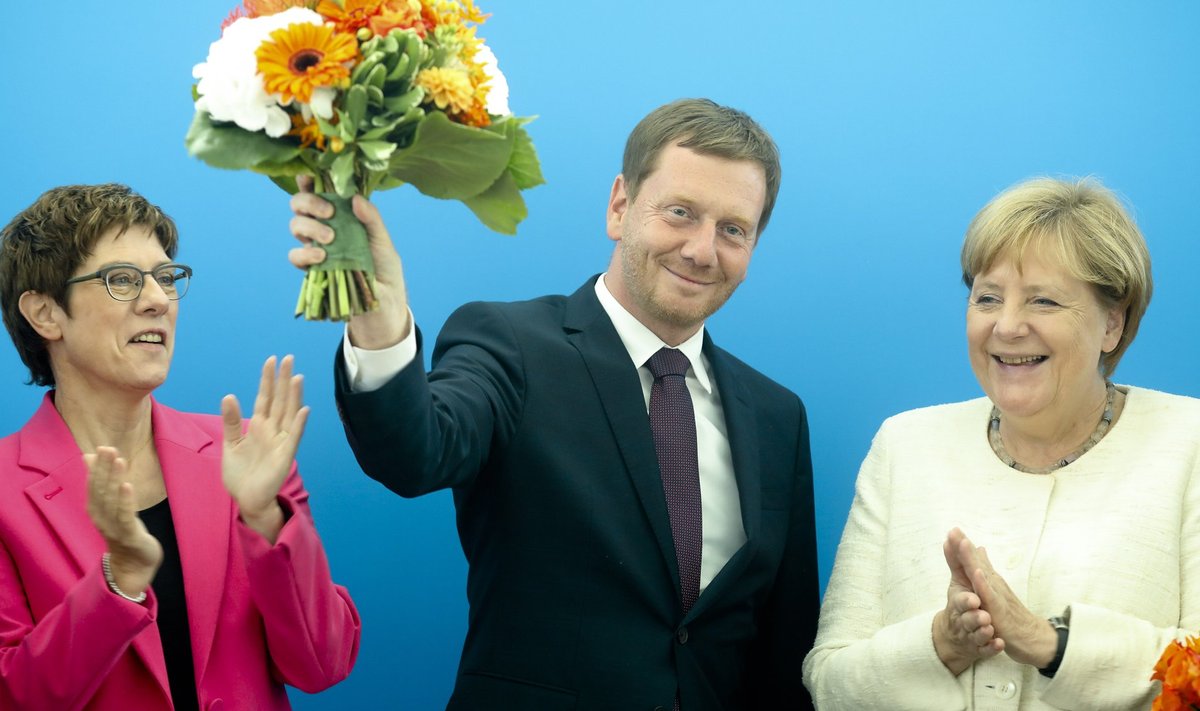 Kristlike demokraatide juht Annegret Kramp-Karrenbauer (vasakult), Saksimaa peaminister Michael Kretschmer ja liidukantsler Angela Merkel eile võidukalt Berliinis