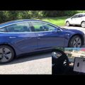 VIDEO | Vaata, kuidas isesõitev Tesla omaniku parklast peale võtab