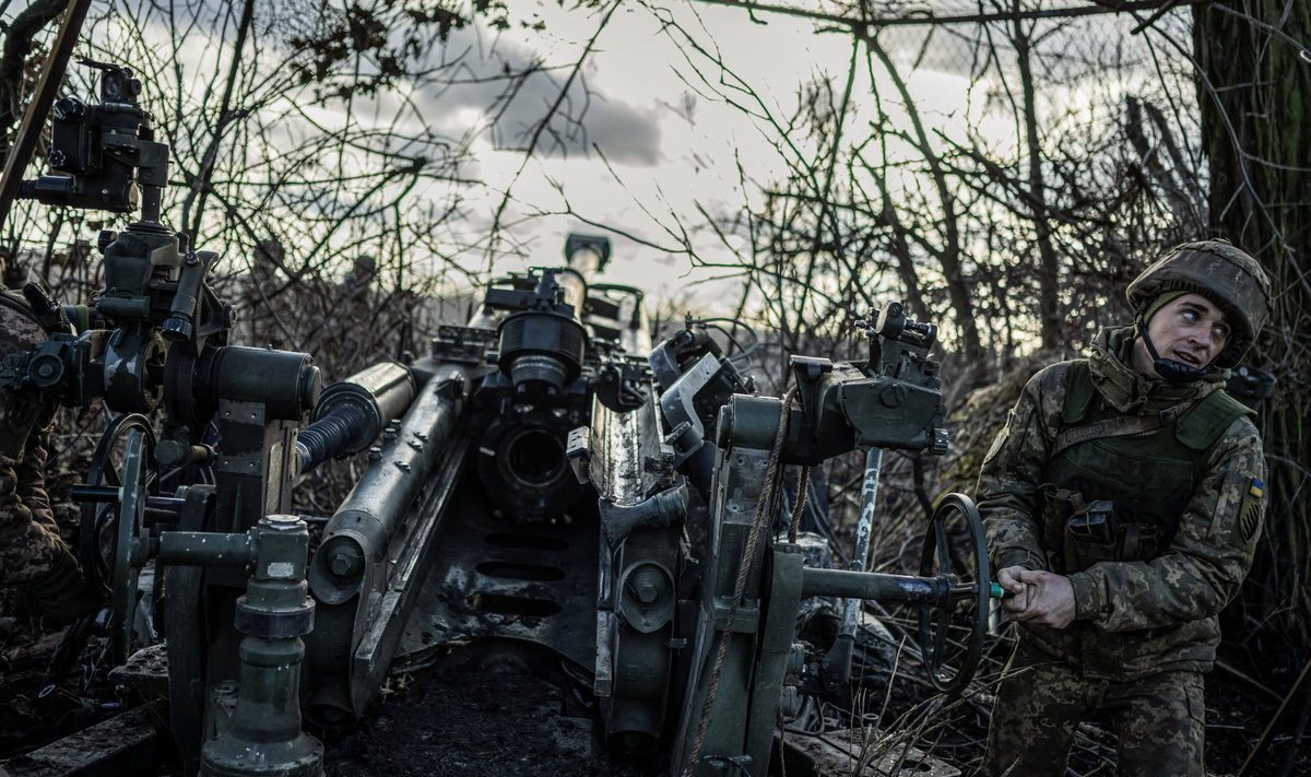 VABRIK HUUGAMA: Ukraina 55. suurtükiväebrigaadi võitleja valmistub detsembri lõpus tulistama M777 haubitsast Vene positsioone. Just neid kauglaskesuurtükke asub Briti ettevõte BAE Systems jälle valmistama.