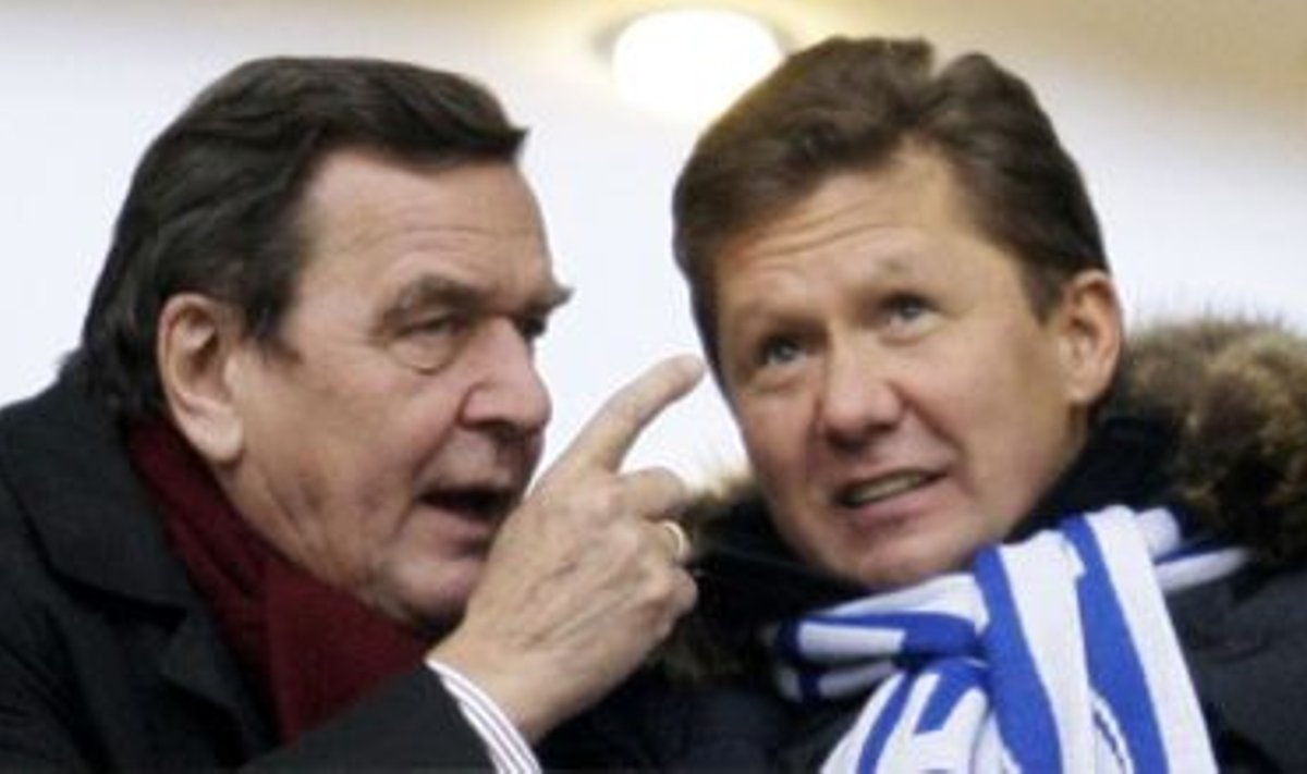 Gazpromi president Aleksei Miller ja viimase palgal olev Gerhard Schröder Bundesliga Schalke 04 ja Hertha Berlin vahelisel jalgpallimatšil Gelsenkirchenis
