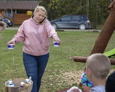 Tüüpiline kogukonna hing Katrin Ilau, kes korraga suhtleb nii noorte kui ka telefoniga ja toob seejuures veel veetopsikud käsitöö tarbeks kohale.