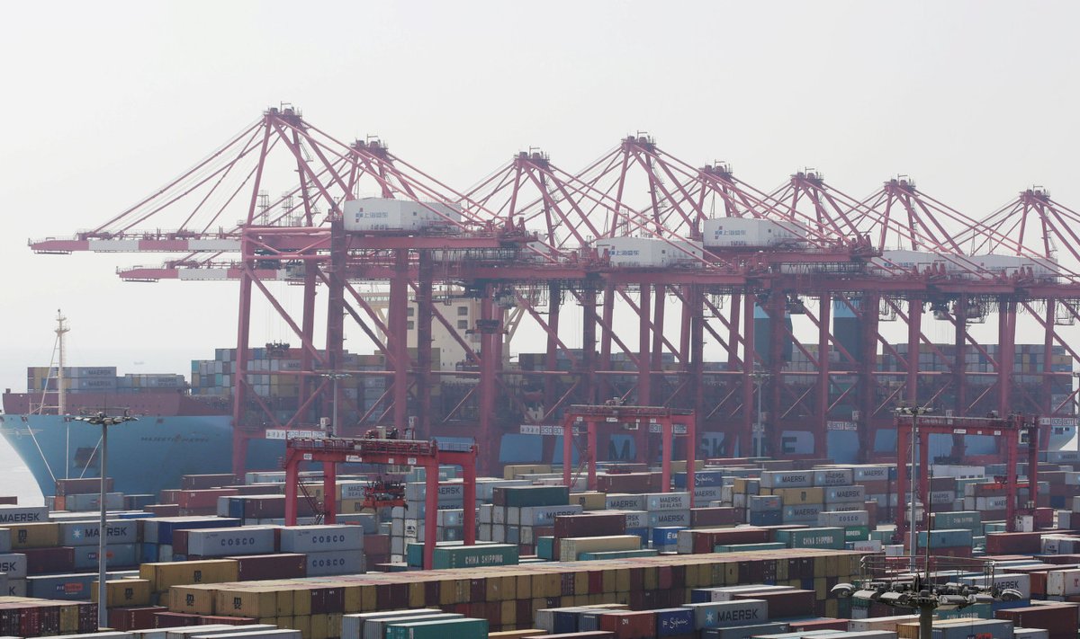Vähenev maailmakaubandus vähendab ka inimeste võimet tulu teenida. Pildil Shanghai kaubasadam.