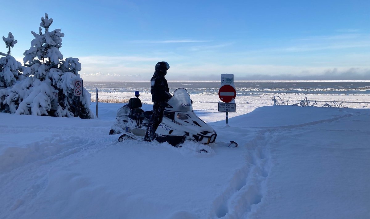 Морской спасательный патруль Пярнуского отделения полиции проводит ледовую разведку на пляже Рейу вчера, 13 декабря.