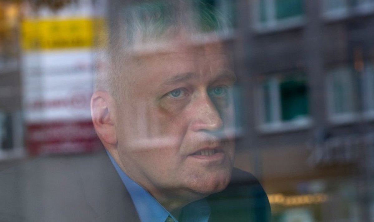 Kaugete aegade varjud: Magnus Ilmjärv kõneles sõdadevahelistest spiooniskandaalidest kesklinnakohviku avara akna taga.  Foto: Vallo Kruuser