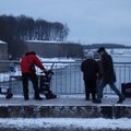 FOTOD: Vaata, kuidas käib kahtlane hangeldamine Eesti-Vene piiril Narvas
