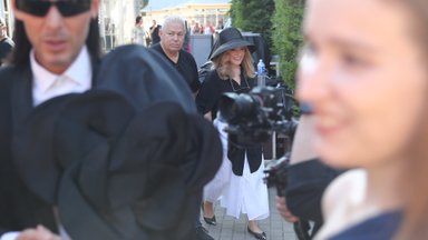 ПЕРВЫЕ КАДРЫ | Изысканна и прекрасна: Алла Пугачева прибыла на фестиваль Лаймы Вайкуле