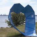 ФОТО: На пляже Пикакари появилась новая достопримечательность — синее сердце