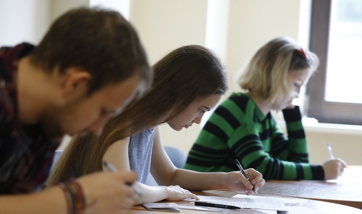 Абитуриенты сдают вступительные экзамены в Высшую школу экономики в Москве