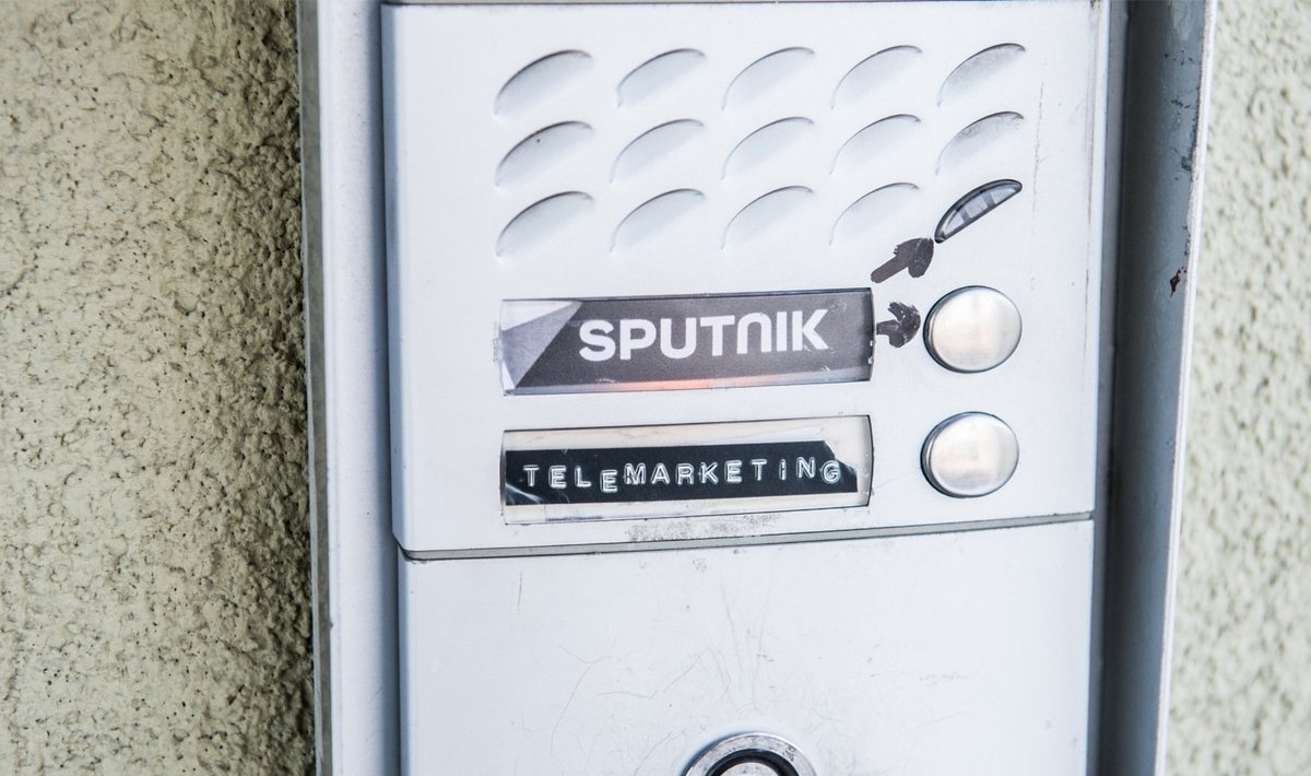 Звонок у входа в здание, где расположен офис Sputnik