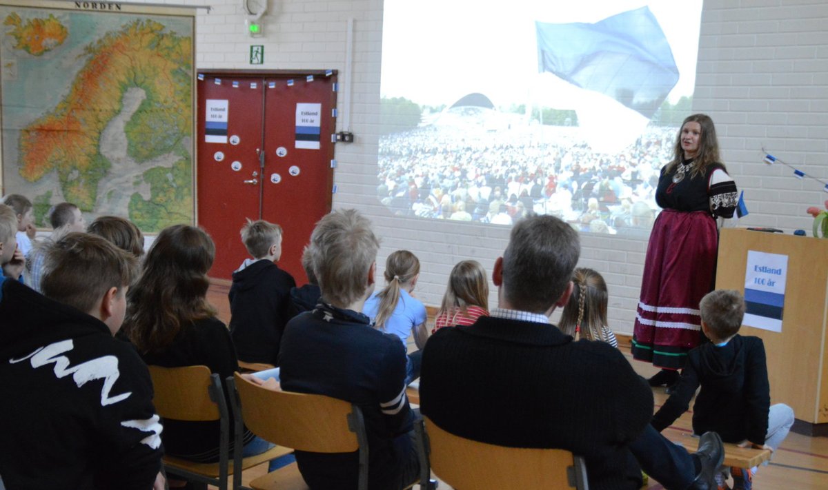 Seto rõivais Janne Kütimaa räägib lastele Eestist.