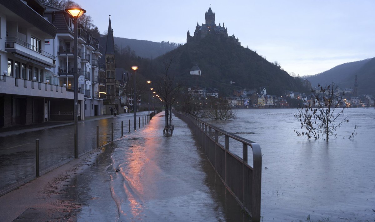 Mitmel pool Lääne-Euroopas on üleujutuste tõttu teed suletud.