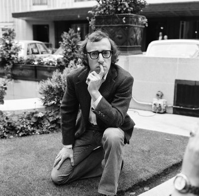 PÜSTIJALAKOOMIKUNA karjääri alustanud Woody Allen 1971. aastal Londonis, kus ta esitles oma filmi "Banaanid".