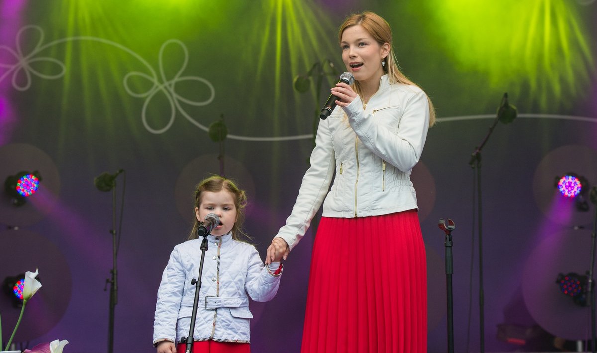 Luisa Värk ja Miina Rõivas emadepäeval kõikidele emadele laulmas