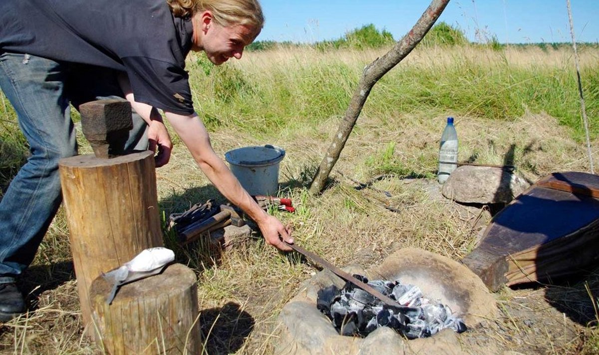 Rauateadlane: Tõnu Narro Saaremaal Käku külas taevase rauaga katseid tegemas. (Foto Tõnu Narro kogust)