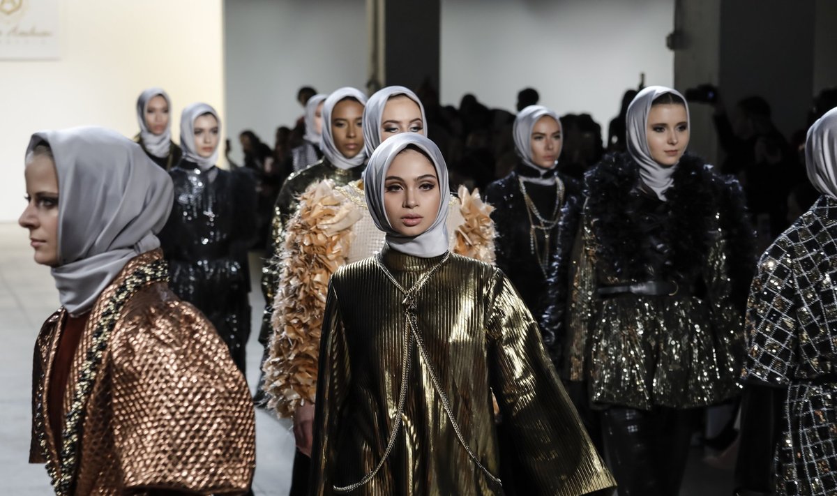 DISKREETNE: Disainer Anniesa Hasibuani kollektsiooni New York Fashion Weekil demonstreerisid kaetud peadega modellid.