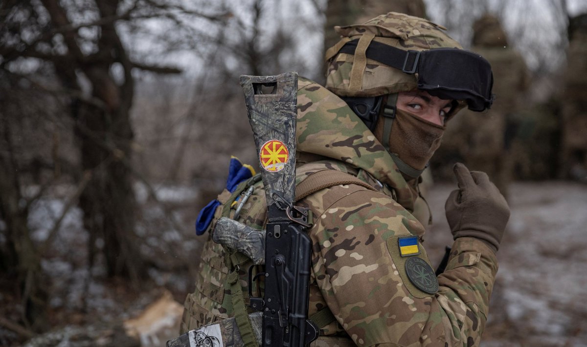 VÄELIIKIDE KOOSTÖÖ: Massiga pea ees rünnakule joosta pole piisav. Tähtis on kõikide väeliikide koostöö.  Pildil on Bahmutis võitlev Azovi brigaadi suurtükiväelane.